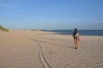 Caminhando para as dunas de Galos, na região de Galinhos - RN